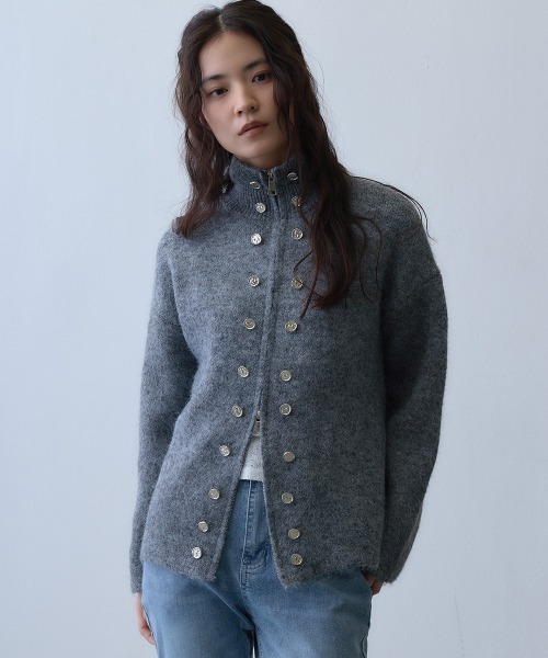 Clum（クルム）の「double button high neck knit jacket / ダブルボタンハイネックニットジャケット（ニット/セーター・レディース・ダークグレー・FREE）」の8枚目の写真