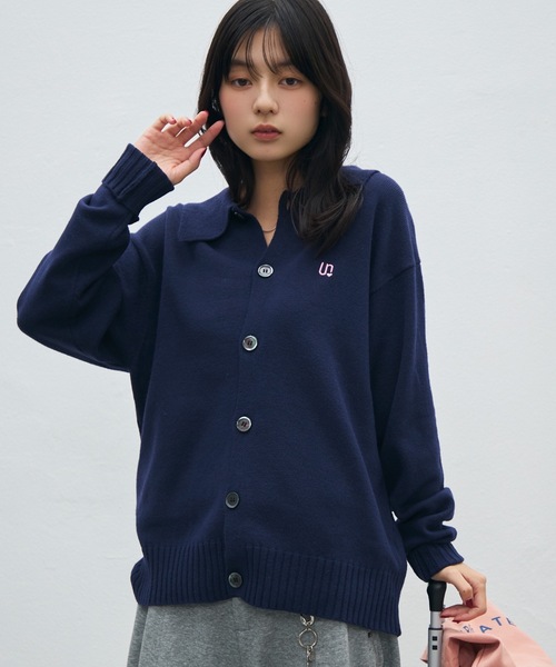 UNDERSTATEMENTs(アンダーステイトメント)の「【ユニセックス】ワンポイント刺繍ニットシャツ/ニットカーディガン(ニット/セーター・メンズ・ネイビー/ライトグレー/ブラック・MEDIUM/LARGE)」の3枚目の写真