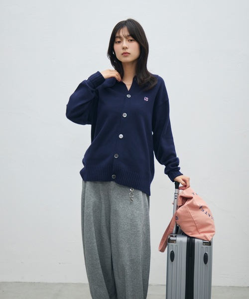 UNDERSTATEMENTs(アンダーステイトメント)の「【ユニセックス】ワンポイント刺繍ニットシャツ/ニットカーディガン(ニット/セーター・メンズ・ネイビー/ライトグレー/ブラック・MEDIUM/LARGE)」の6枚目の写真