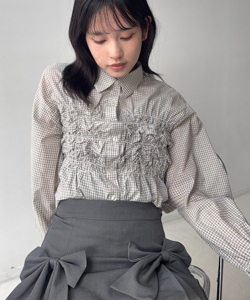 AS KNOW AS plus(アズノゥアズプラス)の「☆くしゅくしゅシャーリングデザインブラウス(シャツ/ブラウス・レディース・サックスブルー系/アイボリー系/ブラック系・FREE)」の4枚目の写真