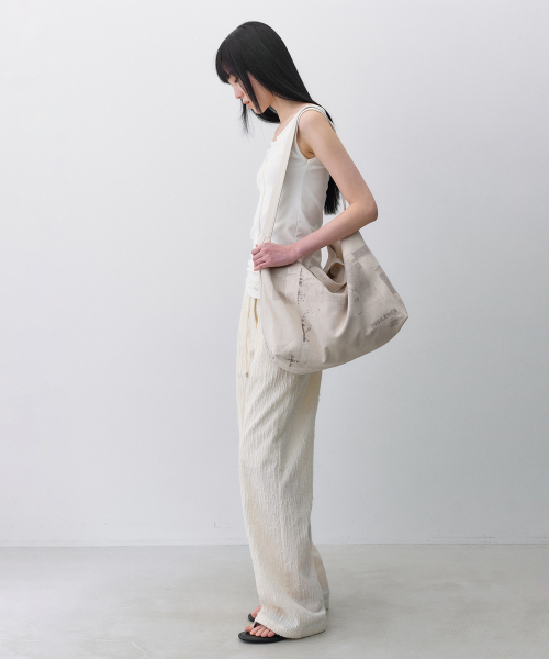 INSILENCE WOMEN(インサイレンスウーマン)の「ヴィンテージグラフィックショルダーバッグ ASH BEIGE(ショルダーバッグ・レディース・その他・FREE)」の2枚目の写真