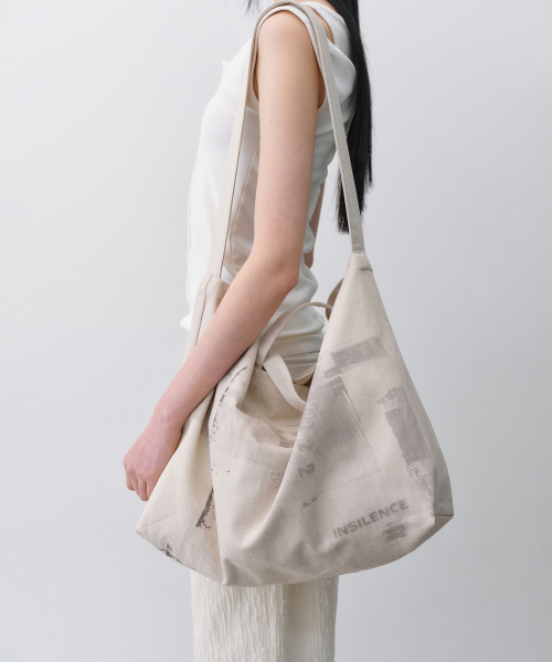 INSILENCE WOMEN(インサイレンスウーマン)の「ヴィンテージグラフィックショルダーバッグ ASH BEIGE(ショルダーバッグ・レディース・その他・FREE)」の3枚目の写真