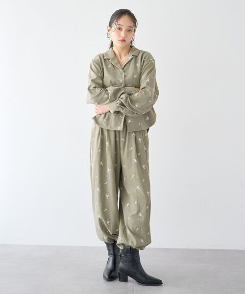 earth music&ecology(アースミュージックアンドエコロジー)の「総刺繍リラックスストレートパンツ(その他パンツ・レディース・カーキ/ブラック/アイボリー・FREE)」の7枚目の写真