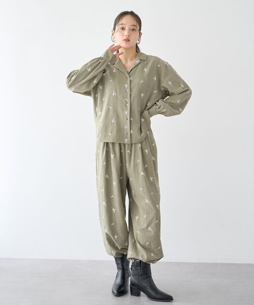 earth music&ecology(アースミュージックアンドエコロジー)の「総刺繍リラックスストレートパンツ(その他パンツ・レディース・カーキ/ブラック/アイボリー・FREE)」の8枚目の写真