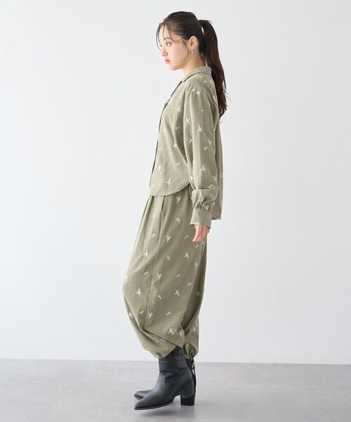 earth music&ecology(アースミュージックアンドエコロジー)の「総刺繍リラックスストレートパンツ(その他パンツ・レディース・カーキ/ブラック/アイボリー・FREE)」の9枚目の写真