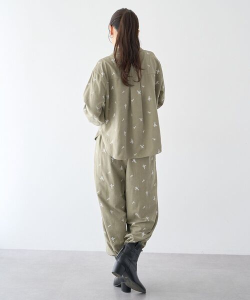 earth music&ecology(アースミュージックアンドエコロジー)の「総刺繍リラックスストレートパンツ(その他パンツ・レディース・カーキ/ブラック/アイボリー・FREE)」の10枚目の写真