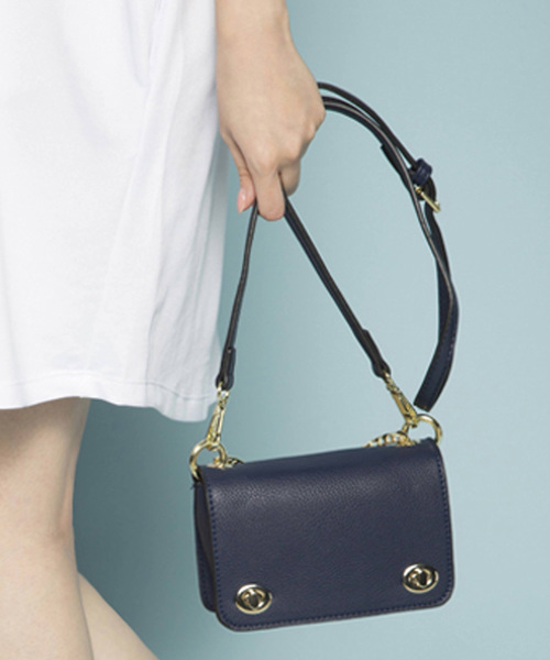 PLAIN CLOTHING（プレーンクロージング）の「チェーンミニショルダーバッグ【PLAIN CLOTHING】（ショルダーバッグ・レディース・ベージュ/ネイビー/グレー/アイボリー/ブラック/レッド・FREE）」の5枚目の写真