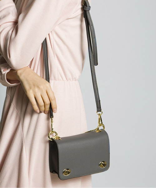 PLAIN CLOTHING（プレーンクロージング）の「チェーンミニショルダーバッグ【PLAIN CLOTHING】（ショルダーバッグ・レディース・ベージュ/ネイビー/グレー/アイボリー/ブラック/レッド・FREE）」の4枚目の写真