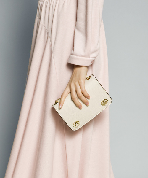 PLAIN CLOTHING（プレーンクロージング）の「チェーンミニショルダーバッグ【PLAIN CLOTHING】（ショルダーバッグ・レディース・ベージュ/ネイビー/グレー/アイボリー/ブラック/レッド・FREE）」の2枚目の写真