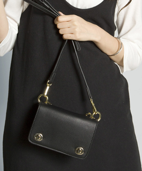 PLAIN CLOTHING（プレーンクロージング）の「チェーンミニショルダーバッグ【PLAIN CLOTHING】（ショルダーバッグ・レディース・ベージュ/ネイビー/グレー/アイボリー/ブラック/レッド・FREE）」の3枚目の写真