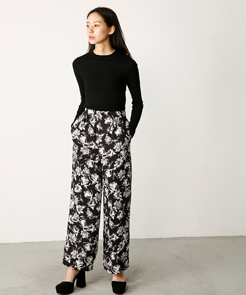MOUSSY（マウジー）の「FLOWER SATIN PANTS（その他パンツ・レディース・ピンク系その他/ダークネイビー/ブラック系その他・1/2）」の2枚目の写真