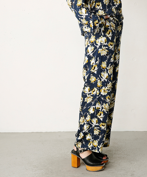 MOUSSY（マウジー）の「FLOWER SATIN PANTS（その他パンツ・レディース・ピンク系その他/ダークネイビー/ブラック系その他・1/2）」の3枚目の写真