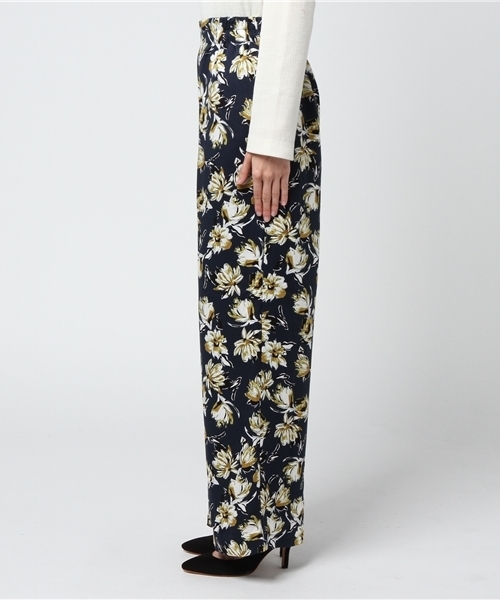 MOUSSY（マウジー）の「FLOWER SATIN PANTS（その他パンツ・レディース・ピンク系その他/ダークネイビー/ブラック系その他・1/2）」の5枚目の写真