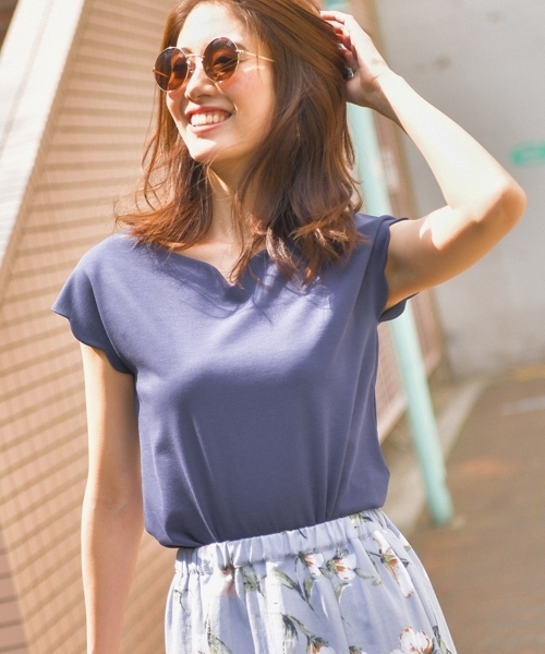 Andemiu(アンデミュウ)の「【ネイビー限定】ハートVネックカットソー795190(Tシャツ/カットソー・レディース・ネイビー/オフホワイト/グリーン/ブラック・FREE)」の4枚目の写真