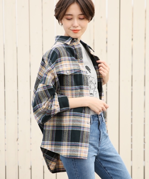 聖になります スマホとLOWRYSFARMシャツ LOWRYS FARM（ローリーズファーム）の「BIGチェックシャツ 804840