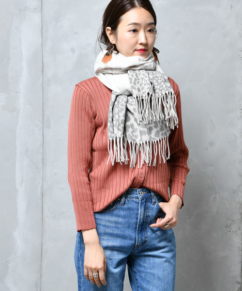 DouDou(ドゥドゥ)の「ヒョウ柄JQストール(ストール/ショール・レディース・ベージュ/グレー/アイボリー・FREE)」の5枚目の写真