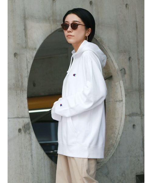 Champion(チャンピオン)の「Champion フード刺繍ビッグスウェット(スウェット・レディース・ブラック/オフホワイト/ボルドー・FREE)」の4枚目の写真