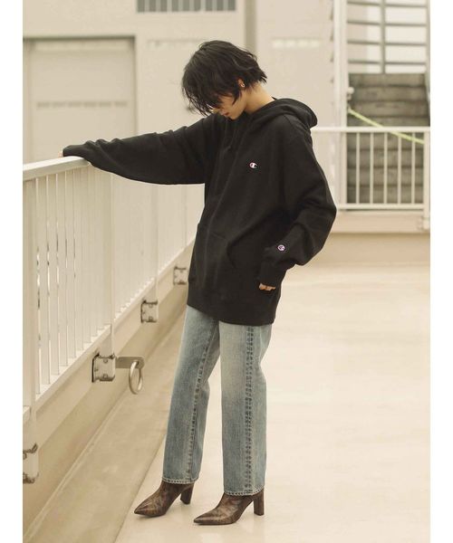 Champion(チャンピオン)の「Champion フード刺繍ビッグスウェット(スウェット・レディース・ブラック/オフホワイト/ボルドー・FREE)」の5枚目の写真