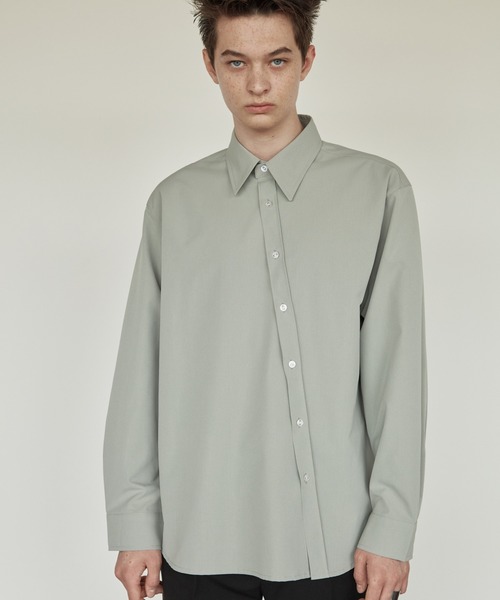 ADD SEOUL（エーディーディーソウル）の「『ADD SEOUL』DIAGONAL PLACKET SHIRT / ディアゴナル ボタン プラケット レギュラー シャツ（シャツ/ブラウス・メンズ・グレー/カーキ・1/2）」の4枚目の写真