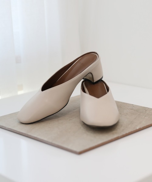 by muni:r（バイ ムニール）の「スクエアトゥ　Vカット　 ミドルヒールミュールサンダル（パンプス・レディース・ブラック/アイボリー/ベージュ・23.0cm/24.0cm/25.0cm）」の2枚目の写真