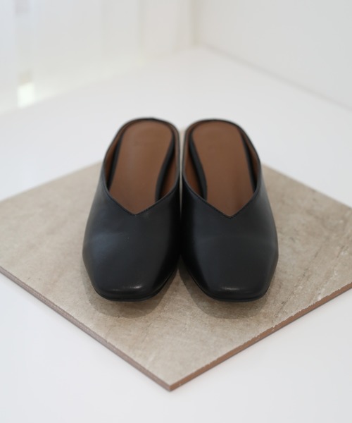 by muni:r（バイ ムニール）の「スクエアトゥ　Vカット　 ミドルヒールミュールサンダル（パンプス・レディース・ブラック/アイボリー/ベージュ・23.0cm/24.0cm/25.0cm）」の11枚目の写真