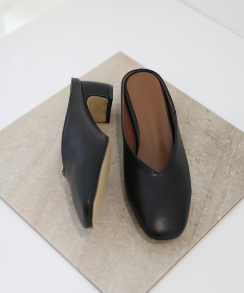 by muni:r（バイ ムニール）の「スクエアトゥ　Vカット　 ミドルヒールミュールサンダル（パンプス・レディース・ブラック/アイボリー/ベージュ・23.0cm/24.0cm/25.0cm）」の4枚目の写真