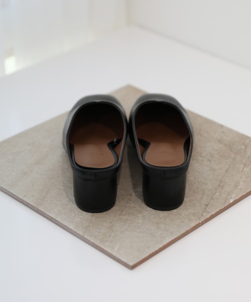 by muni:r（バイ ムニール）の「スクエアトゥ　Vカット　 ミドルヒールミュールサンダル（パンプス・レディース・ブラック/アイボリー/ベージュ・23.0cm/24.0cm/25.0cm）」の10枚目の写真