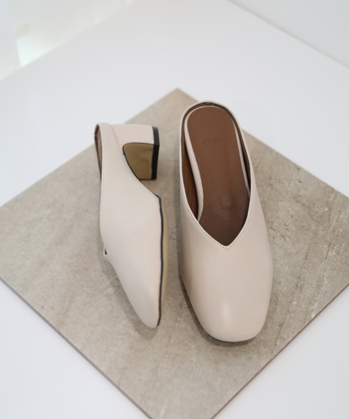 by muni:r（バイ ムニール）の「スクエアトゥ　Vカット　 ミドルヒールミュールサンダル（パンプス・レディース・ブラック/アイボリー/ベージュ・23.0cm/24.0cm/25.0cm）」の8枚目の写真