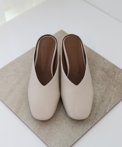 by muni:r（バイ ムニール）の「スクエアトゥ　Vカット　 ミドルヒールミュールサンダル（パンプス・レディース・ブラック/アイボリー/ベージュ・23.0cm/24.0cm/25.0cm）」の5枚目の写真