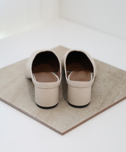 by muni:r（バイ ムニール）の「スクエアトゥ　Vカット　 ミドルヒールミュールサンダル（パンプス・レディース・ブラック/アイボリー/ベージュ・23.0cm/24.0cm/25.0cm）」の7枚目の写真