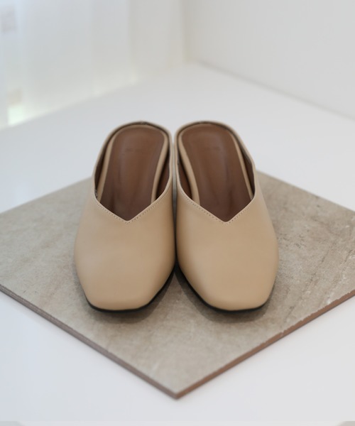 by muni:r（バイ ムニール）の「スクエアトゥ　Vカット　 ミドルヒールミュールサンダル（パンプス・レディース・ブラック/アイボリー/ベージュ・23.0cm/24.0cm/25.0cm）」の6枚目の写真