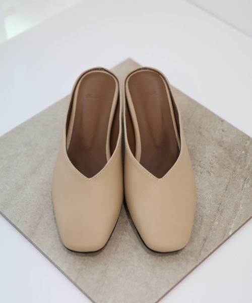 by muni:r（バイ ムニール）の「スクエアトゥ　Vカット　 ミドルヒールミュールサンダル（パンプス・レディース・ブラック/アイボリー/ベージュ・23.0cm/24.0cm/25.0cm）」の9枚目の写真