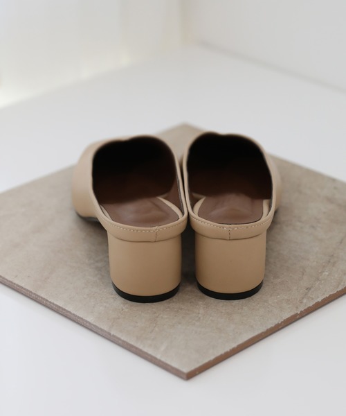 by muni:r（バイ ムニール）の「スクエアトゥ　Vカット　 ミドルヒールミュールサンダル（パンプス・レディース・ブラック/アイボリー/ベージュ・23.0cm/24.0cm/25.0cm）」の13枚目の写真