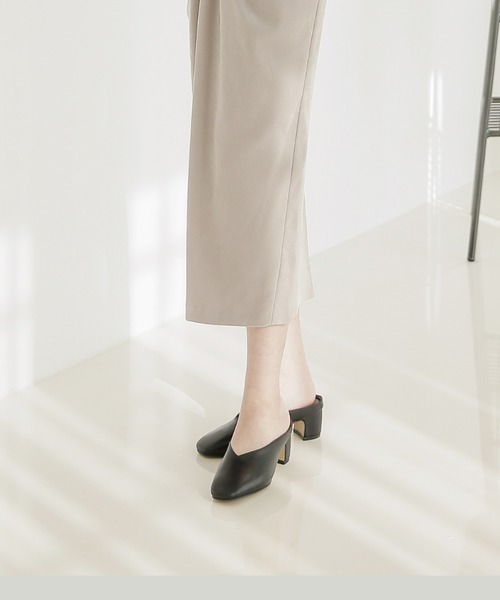by muni:r（バイ ムニール）の「スクエアトゥ　Vカット　 ミドルヒールミュールサンダル（パンプス・レディース・ブラック/アイボリー/ベージュ・23.0cm/24.0cm/25.0cm）」の15枚目の写真
