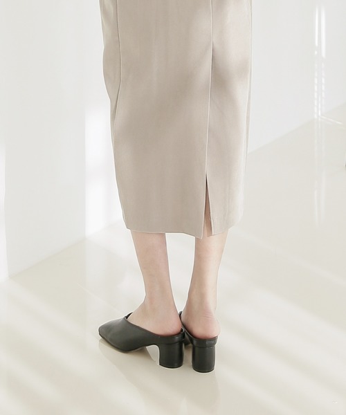 by muni:r（バイ ムニール）の「スクエアトゥ　Vカット　 ミドルヒールミュールサンダル（パンプス・レディース・ブラック/アイボリー/ベージュ・23.0cm/24.0cm/25.0cm）」の16枚目の写真