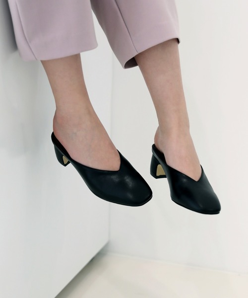 by muni:r（バイ ムニール）の「スクエアトゥ　Vカット　 ミドルヒールミュールサンダル（パンプス・レディース・ブラック/アイボリー/ベージュ・23.0cm/24.0cm/25.0cm）」の14枚目の写真