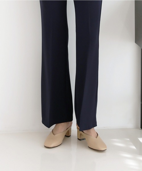 by muni:r（バイ ムニール）の「スクエアトゥ　Vカット　 ミドルヒールミュールサンダル（パンプス・レディース・ブラック/アイボリー/ベージュ・23.0cm/24.0cm/25.0cm）」の21枚目の写真