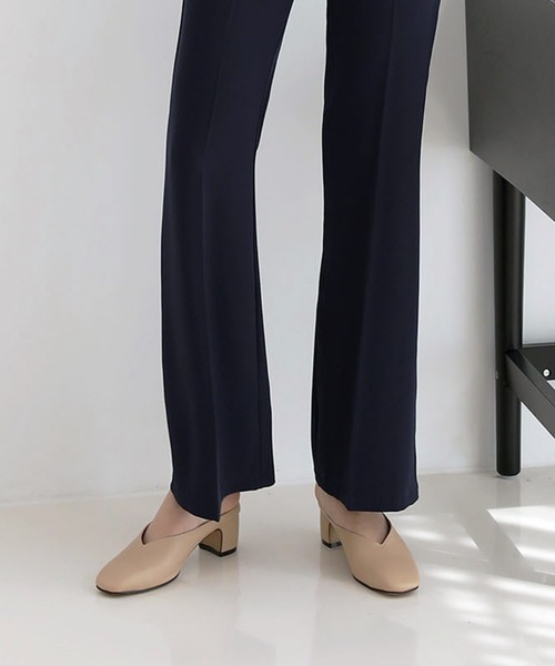 by muni:r（バイ ムニール）の「スクエアトゥ　Vカット　 ミドルヒールミュールサンダル（パンプス・レディース・ブラック/アイボリー/ベージュ・23.0cm/24.0cm/25.0cm）」の20枚目の写真