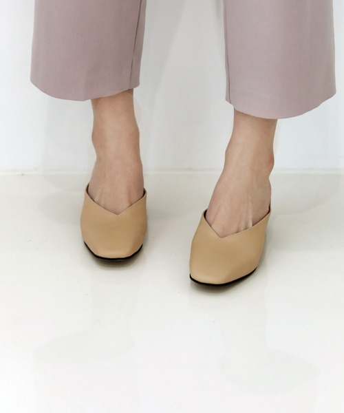 by muni:r（バイ ムニール）の「スクエアトゥ　Vカット　 ミドルヒールミュールサンダル（パンプス・レディース・ブラック/アイボリー/ベージュ・23.0cm/24.0cm/25.0cm）」の19枚目の写真