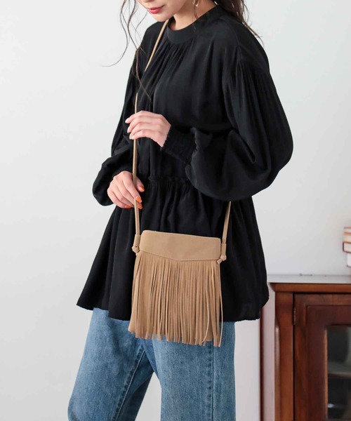 ALTROSE（アルトローズ）の「フリンジショルダーバッグ[ナイア]（ショルダーバッグ・レディース・ブラック/ベージュ/ブラウン/アイボリー・FREE）」の4枚目の写真