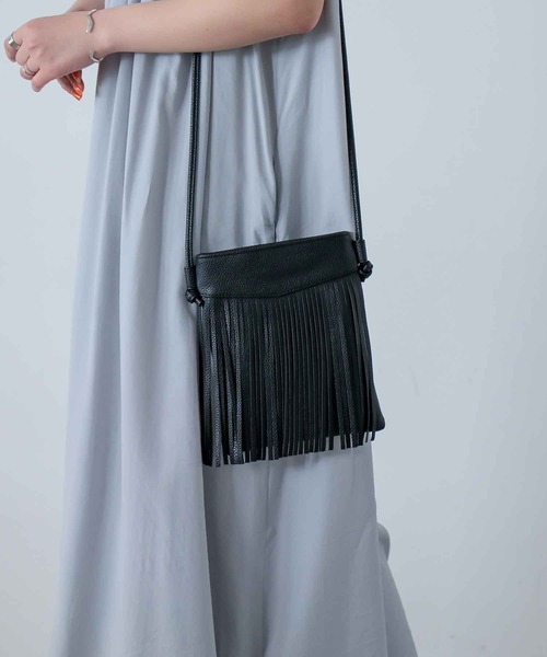 ALTROSE（アルトローズ）の「フリンジショルダーバッグ[ナイア]（ショルダーバッグ・レディース・ブラック/ベージュ/ブラウン/アイボリー・FREE）」の2枚目の写真