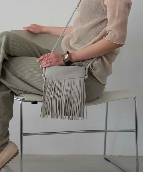 ALTROSE（アルトローズ）の「フリンジショルダーバッグ[ナイア]（ショルダーバッグ・レディース・ブラック/ベージュ/ブラウン/アイボリー・FREE）」の11枚目の写真