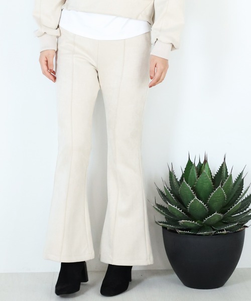 ARCANUM DESIGN（アルカナムデザイン）の「ARL フェイクスウェードフレアーパンツ（その他パンツ・レディース・ブラック/アイボリー・S/M）」の4枚目の写真