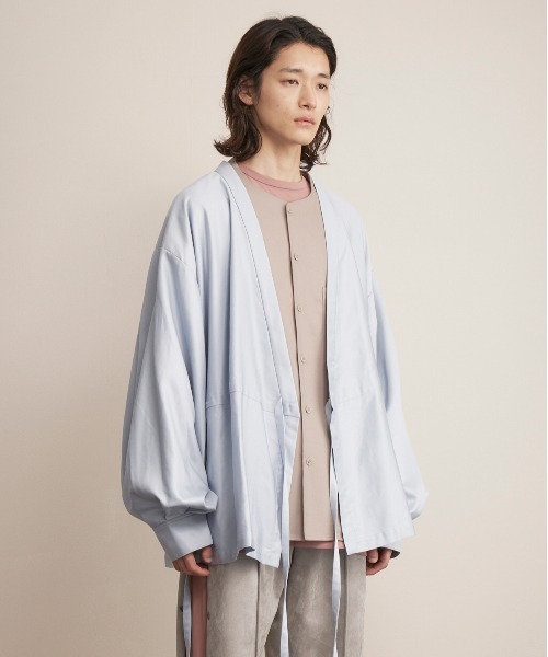 And A（アンドエー）の「TROVE トローブ / HOUI GOWN フォイ バルーンスリーブガウンシャツジャケット / 65CAR01（カーディガン/ボレロ・メンズ・ブルー/ダークネイビー・1/3）」の2枚目の写真