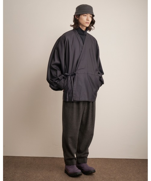 And A（アンドエー）の「TROVE トローブ / HOUI GOWN フォイ バルーンスリーブガウンシャツジャケット / 65CAR01（カーディガン/ボレロ・メンズ・ブルー/ダークネイビー・1/3）」の4枚目の写真