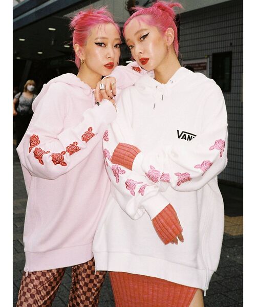 VANS（バンズ）の「VANSコラボHOODIE（パーカー・レディース・ピンク/ブラック/オフホワイト・MEDIUM）」の6枚目の写真