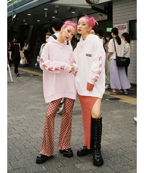 VANS（バンズ）の「VANSコラボHOODIE（パーカー・レディース・ピンク/ブラック/オフホワイト・MEDIUM）」の12枚目の写真