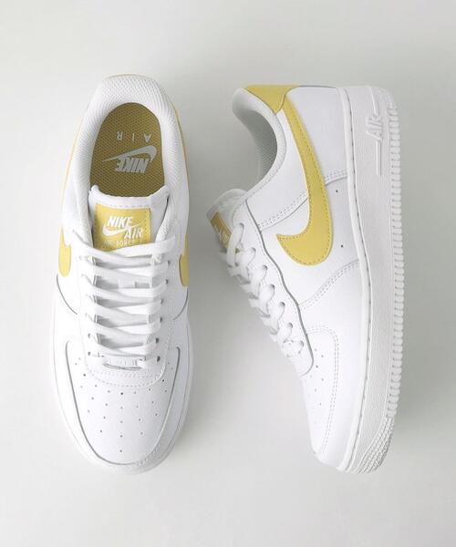 NIKE(ナイキ)の「<NIKE(ナイキ)> エアフォース 1 スニーカー(スニーカー・レディース・ホワイト/ベージュ/イエロー・23.5cm/22.5cm/25cm/24cm/24.5cm/23cm)」の1枚目の写真