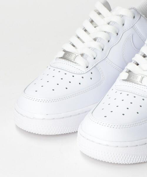 NIKE(ナイキ)の「<NIKE(ナイキ)> エアフォース 1 スニーカー(スニーカー・レディース・ホワイト/ベージュ/イエロー・23.5cm/22.5cm/25cm/24cm/24.5cm/23cm)」の4枚目の写真
