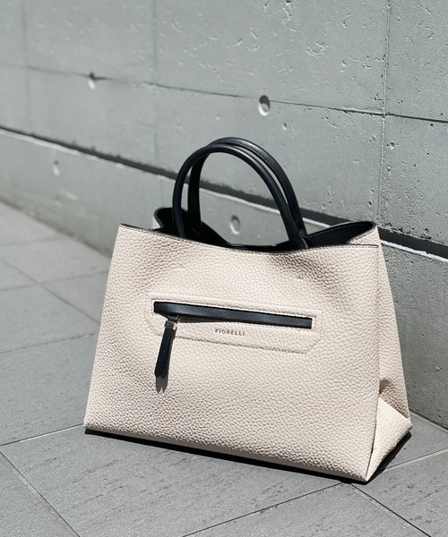 FIORELLI(フィオレッリ)の「【FIORELLI(フィオレッリ)】ボストンバッグ(ボストンバッグ・レディース・ホワイト/ブラウン・FREE)」の2枚目の写真